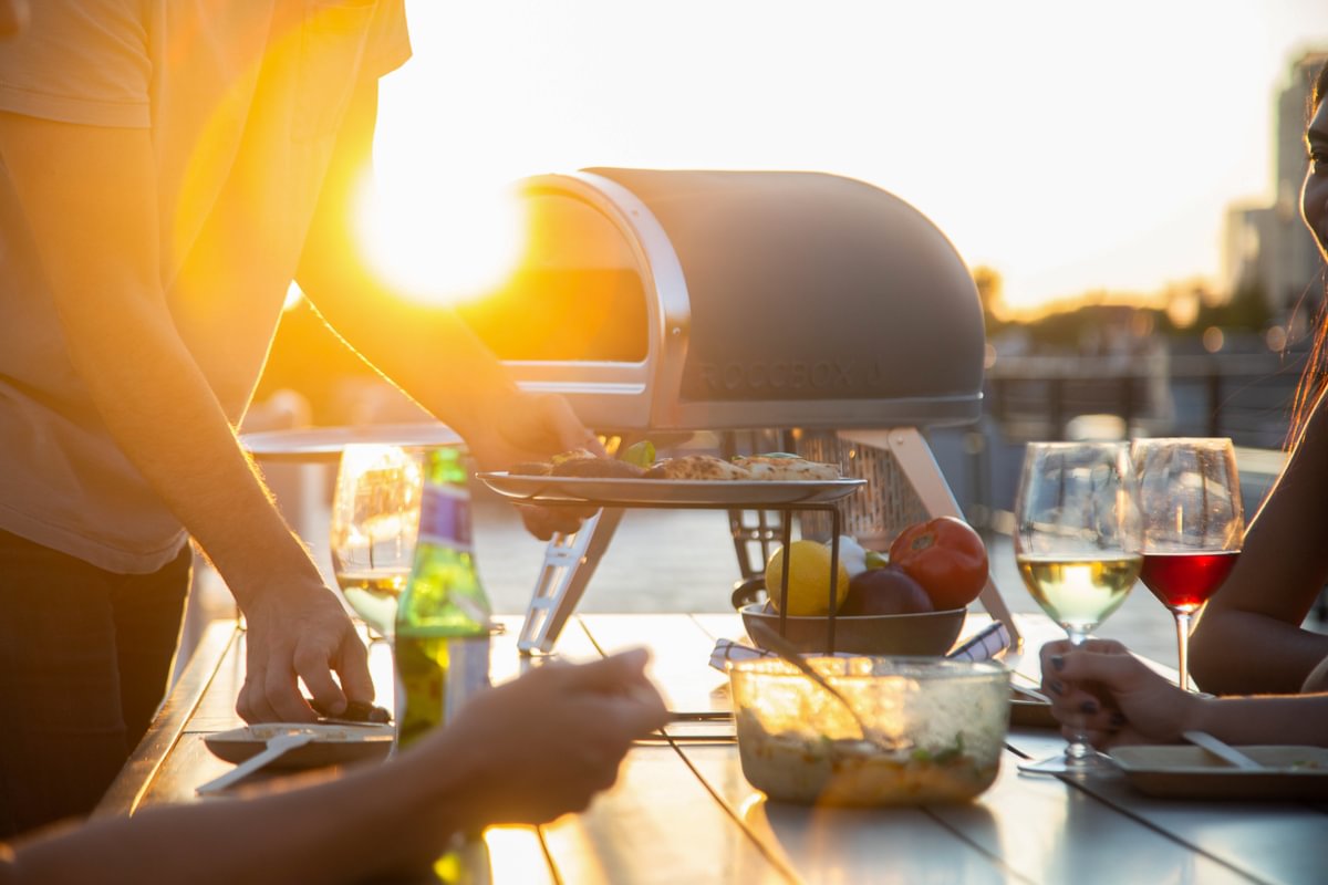 Gozney Roccbox Pizzaofen mit Abdeckhaube und Servierteller